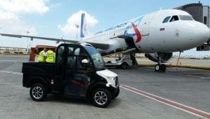 רכב עובד בשדה התעופה